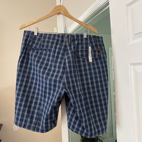 Tommy Bahama Men’s Shorts. Waist size is 35”. Blue patterned design. - Picture 4 of 9